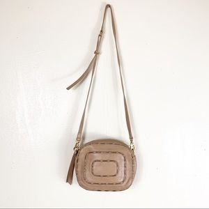 Kelsi dagger tan Charlie chain-trim crossbody bag